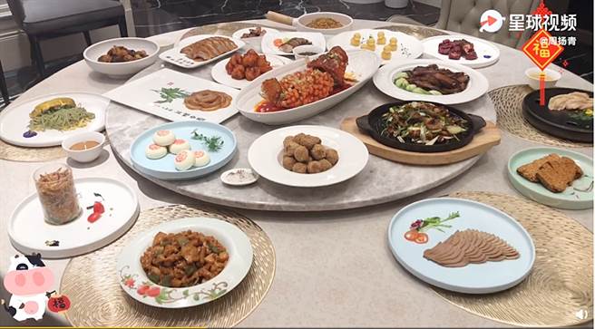 周扬青家中年夜饭菜色超级丰盛。（图／翻摄自秒拍）
