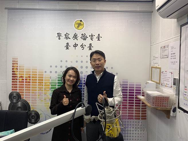 和平警分局副分局長蔡翊民9日於警察廣播電台接受專訪，宣導武陵農場櫻花季交通疏運措施。（和平警分局處提供／陳淑娥台中傳真）