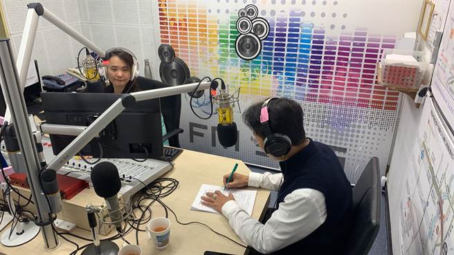 和平警分局副分局長蔡翊民9日於警察廣播電台接受專訪，宣導武陵農場櫻花季交通疏運措施。（和平警分局處提供／陳淑娥台中傳真）