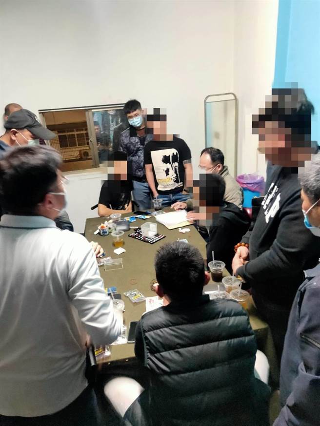 台南市警方查获职业大赌场，当场从赌桌上查扣一批赌具。（读者提供／程炳璋台南传真）