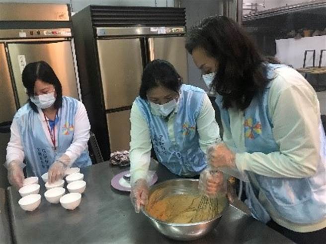 顶新和德文教基金会与志工伙伴一同制作发粿(基金会提供)