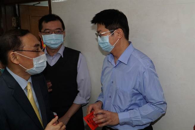 蔡清祥特别慰劳侦办劳动基金炒股案检察官黄筵铭（右）。（张孝义摄）