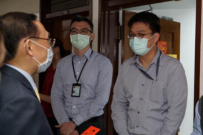 蔡清祥嘉勉侦办国安局私菸案、立委收贿案的检察官黄伟（右）。（张孝义摄）