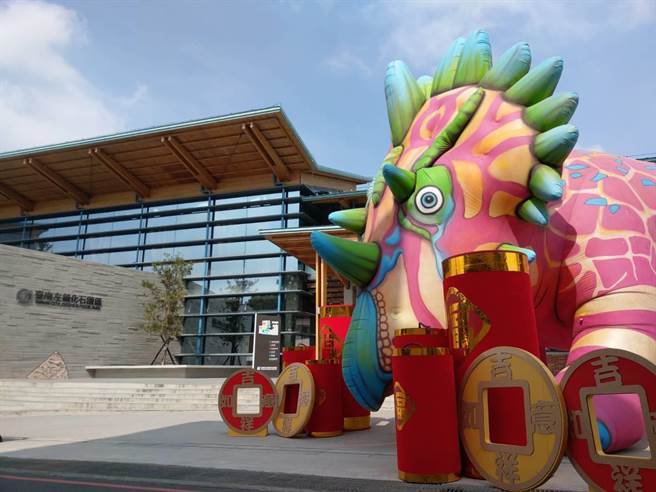 迎接春节游客，台南左镇化石园区派出6公尺高的充气三角龙迎宾。（刘秀芬摄）