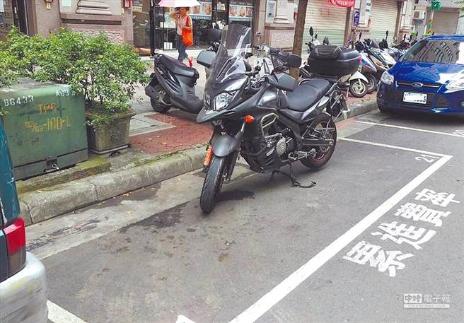 依規定重機必須停放在汽車停車格，但有些人見到就是會不滿。（交通部提供）