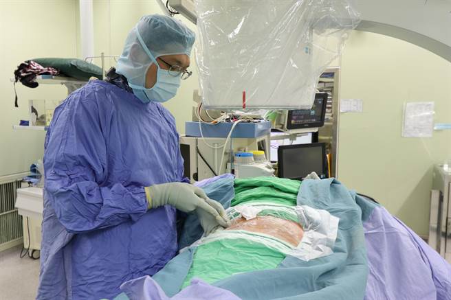 亚大医院骨科医师林琮凯为患者（非当事人）执行神经阻断术。（亚大医院提供／林欣仪台中传真）