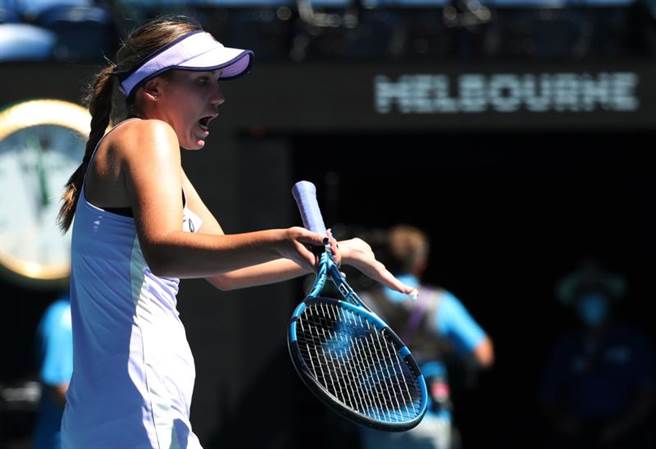 去年澳网女单冠军柯寧今年首轮失误连连，自己都露出无可奈何的表情。（路透）