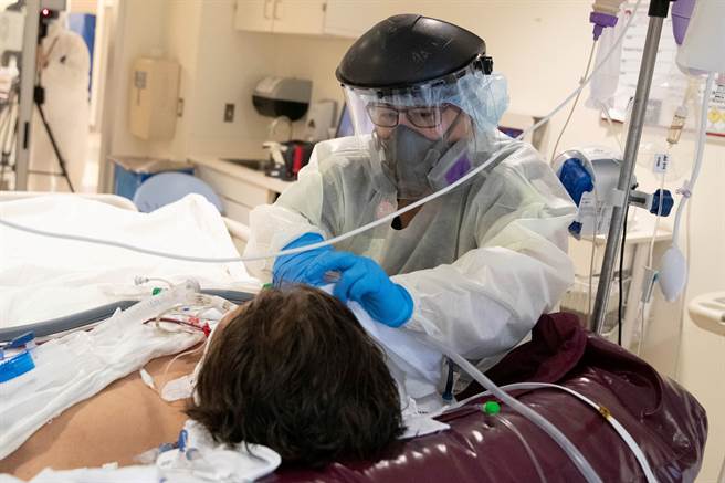 美國上週的2019冠狀病毒疾病（COVID-19）新增確診案例下滑25%。(圖/路透)