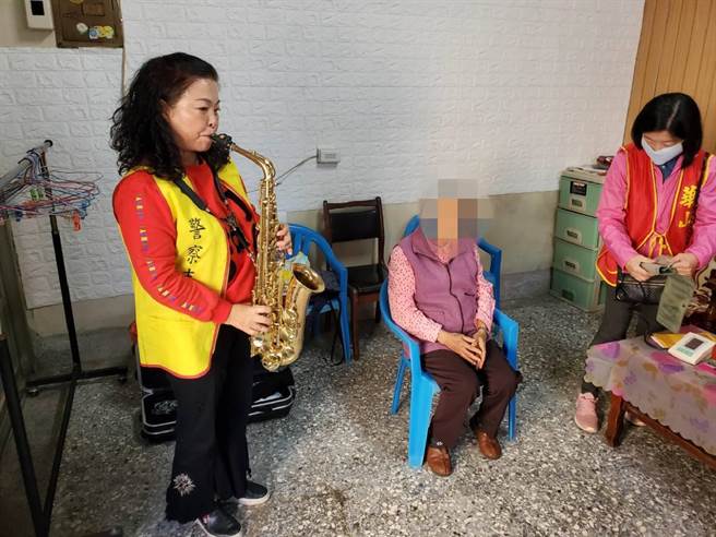乌日警方农历年前关怀辖区弱势户及独居长者，志工还表演萨克斯风、透过音乐温暖弱势民眾的心。(警方提供／林欣仪台中传真)