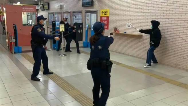 鐵路警察局台北分局新竹分駐所近日辦理防搶演練，模擬歹徒持西瓜刀至台鐵新竹站售票處行搶，警方獲報後迅速到場。（鐵路警察局新竹分駐所提供／陳育賢新竹傳真）