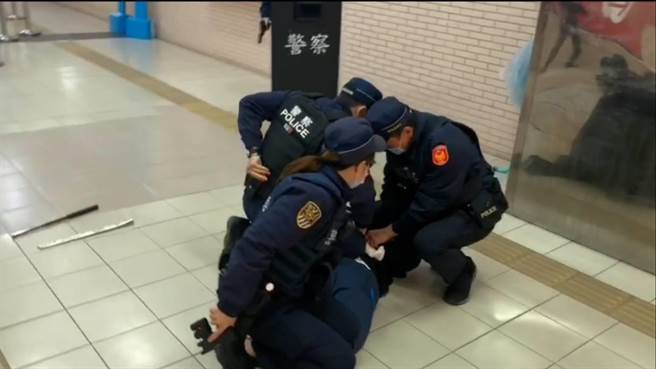 鐵路警察局台北分局新竹分駐所近日辦理防搶演練，模擬歹徒持西瓜刀至台鐵新竹站售票處行搶，警方獲報後迅速到場將歹徒逮捕。（鐵路警察局新竹分駐所提供／陳育賢新竹傳真）