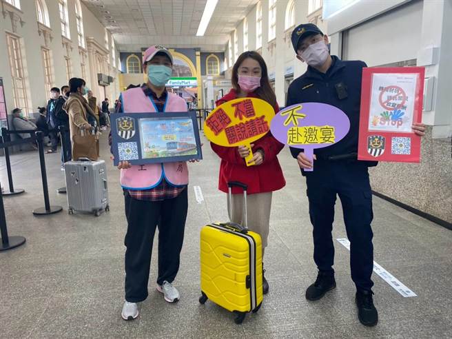 警方於站區大廳舉行交通安全、犯罪預防以及廉潔防貪等宣導，並發送精美的宣導小物。（鐵路警察局新竹分駐所提供／陳育賢新竹傳真）