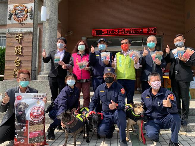 台南市议员吕维胤（绿背心者）携手企业捐赠狗饲料给警犬加年菜。（读者提供／程炳璋台南传真）
