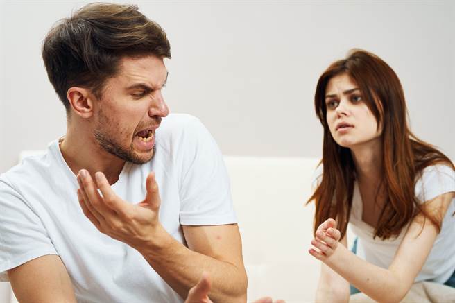 女子5月初流产，当月20日与前夫办理离婚，前夫在户政事务所当眾称她外遇，甚至说「流产的胎儿只是个东西，像月经流出血块一样」。（示意图/Shutterstock提供）