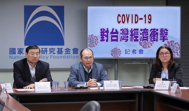 国家政策研究基金会9日针对「新冠肺炎病毒（COVID-19）对台湾经济衝击」为题召开记者会，由经济财政组召集人林祖嘉（中）主持，邀请立委曾铭宗（左）、陈玉珍（右）等人与谈，分析疫情对经济及各产业的影响，并提出因应对策。（黄世麒摄）