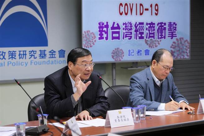 国家政策研究基金会9日针对「新冠肺炎病毒（COVID-19）对台湾经济衝击」为题召开记者会，由经济财政组召集人林祖嘉（右）主持，邀请立委曾铭宗（左）等人与谈，分析疫情对经济及各产业的影响，并提出因应对策。（黄世麒摄）