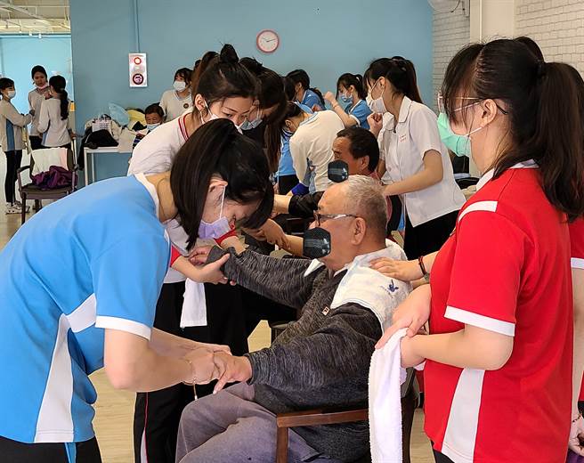 明德中学美髮科学生到太平区「喜瑞村日照机构」为弱势长辈与居民义剪、按摩。(明德中学提供／林欣仪台中传真)