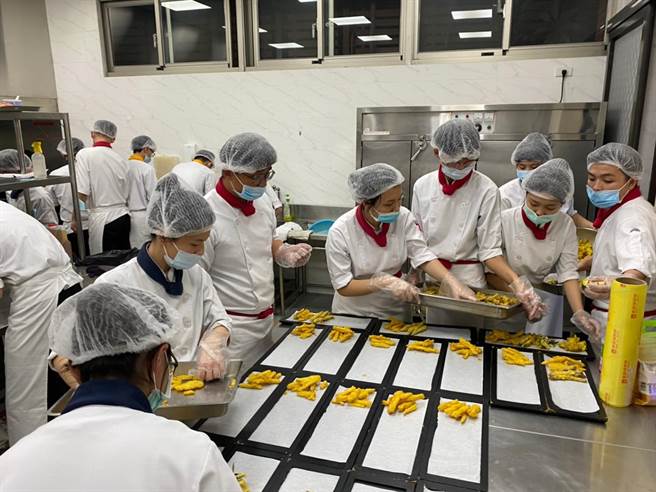 明德中学餐饮科及观光科学生为「慈馨儿少之家」准备围炉团圆饭。(明德中学提供／林欣仪台中传真)