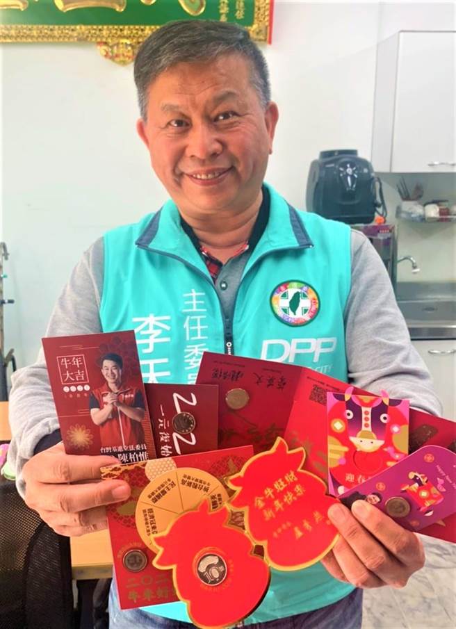 台中市议员李天生9日表示，由中央到地方各级政治人物纷纷制作发送红包，祝福民眾牛年行大运。（卢金足摄）