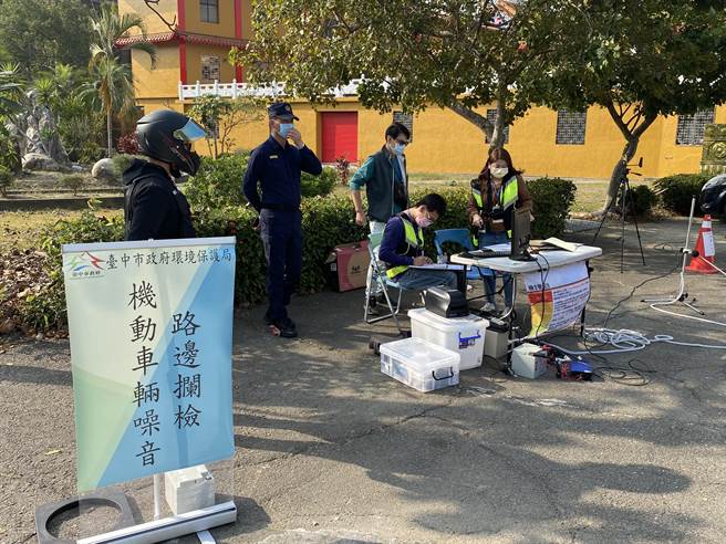 降低车祸发生率，台中市太平警方将长龙路沿线列为重点执法路段，警以大声公向车友们宣导相关大型重机车之法令及警方执法重点。（太平警分局提供／张妍溱台中传真）