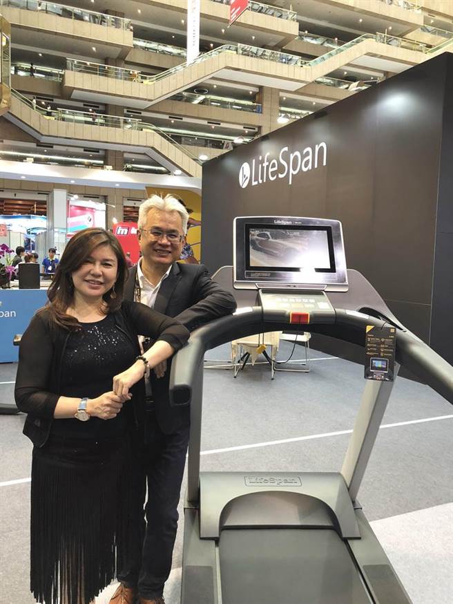 明跃国际董事长吴树曜(右)、王绚臻夫妇，同心深耕公司健身器材的OEM、ODM、OBM三大业务。（图／刘朱松摄）