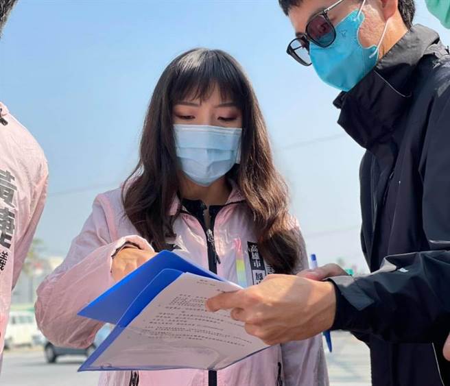 高雄市议员黄捷（中）。（图／取自脸书「黄捷 高雄市议员」）