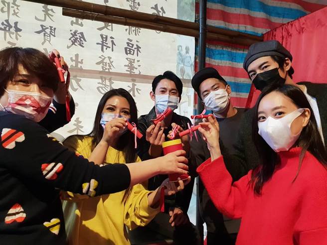 導演徐譽庭（左起）、艾怡良、吳慷仁、導演許智彥、傅孟柏、劉容嘉8日到台北霞海城隍廟禮拜祈福。（華納提供）