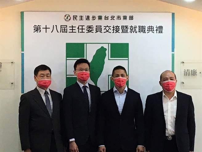 民進黨台北市今舉辦黨部主委交接典禮，吳怡農（右二）正式接任主委工作。（游念育攝）