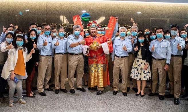 中鋼董事長翁朝棟(財神爺旁)帶領總經理王錫欽(左四)、執行副總經理黃建智(右四)等經營團隊赴中宇環保向員工拜年。圖／中鋼提供