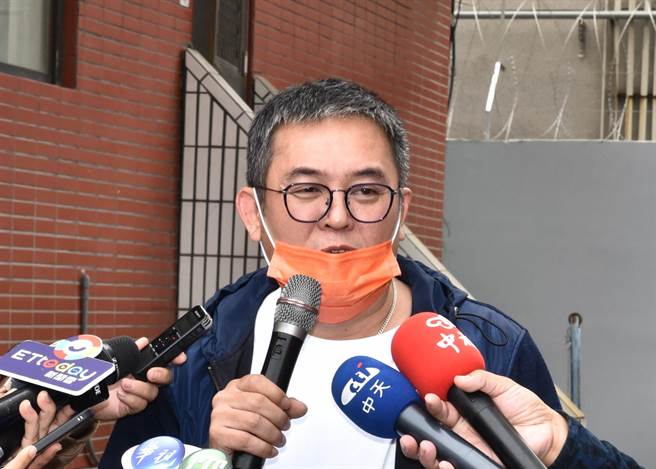 罢琳团体发起人陈清茂9日到高雄市选委会，递交高雄市议员高闵琳罢免第二阶段连署书9533份。（林瑞益摄）