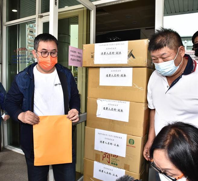 罢琳团体发起人陈清茂（左）9日到高雄市选委会，递交高雄市议员高闵琳罢免第二阶段连署书9533份。（林瑞益摄）