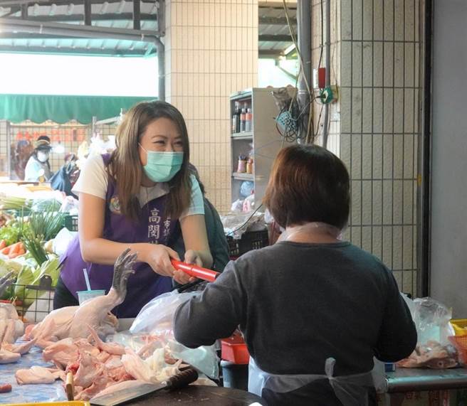 高雄市议员高闵琳对罢琳抱持平常心，她9日上午到冈山文贤市场与民眾互动。（高闵琳服务处提供／林瑞益高雄传真）