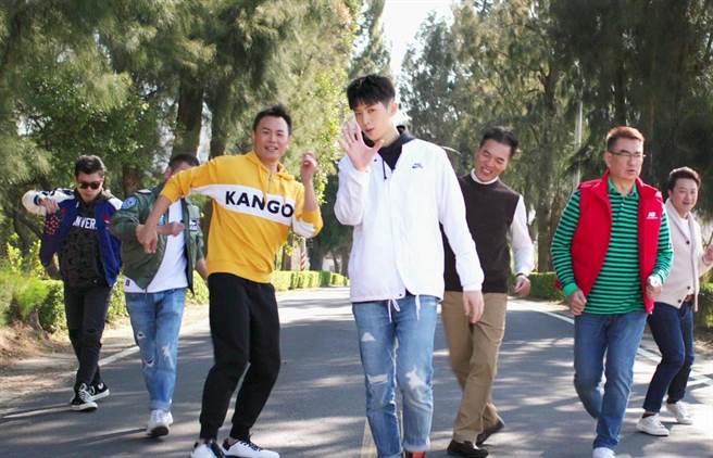 林亭翰日前推出新歌〈八仙过海Won’t be afraid〉。（青田音乐提供）