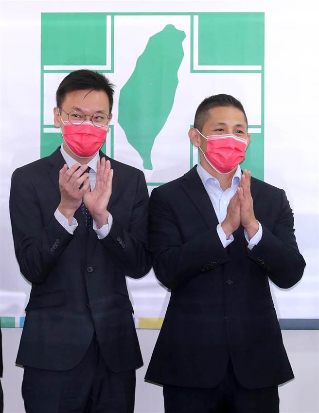民進黨台北市黨部新科主委吳怡農（右）9日就職上任，中央黨部副祕書長林飛帆（左）前來監誓監交。（黃世麒攝）
