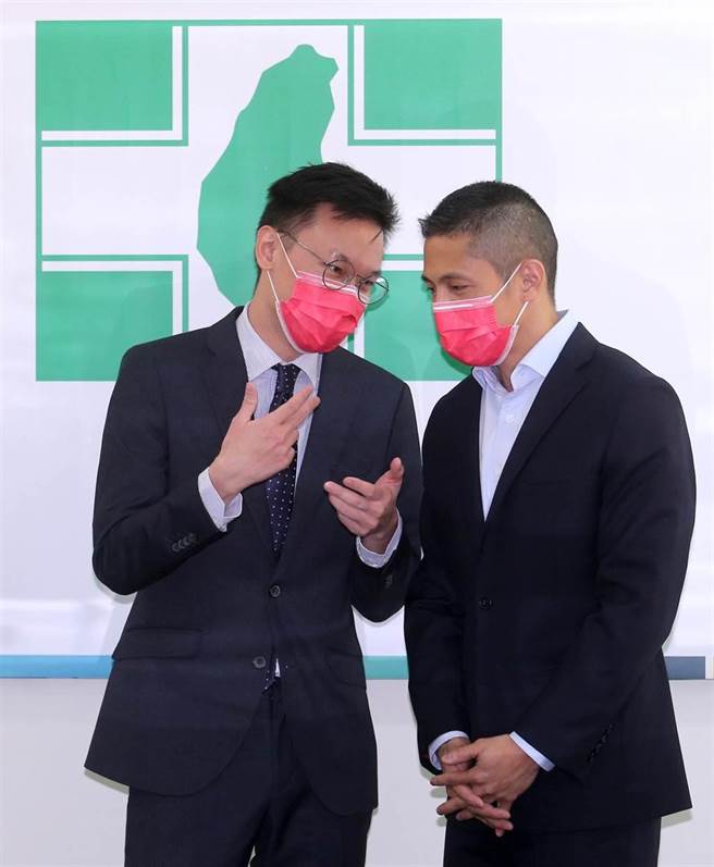 民進黨台北市黨部新科主委吳怡農（右）9日就職上任，中央黨部副祕書長林飛帆（左）前來監誓監交。（黃世麒攝）
