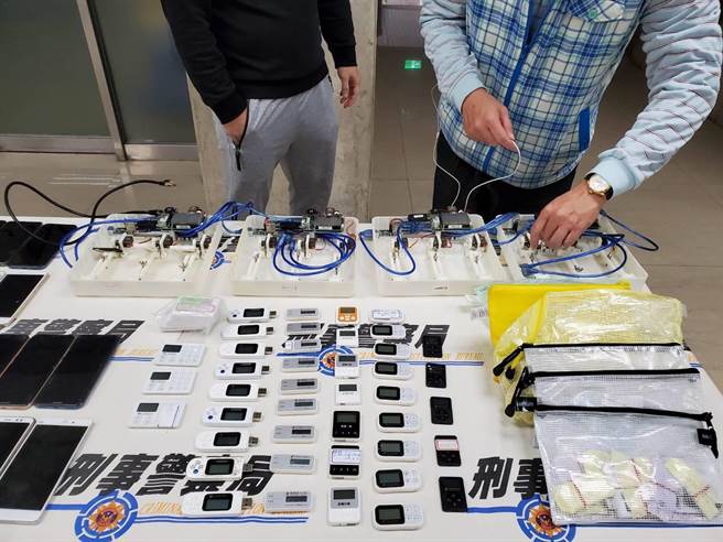 警方查扣電腦17台、行動電話81支、大陸銀行轉帳U盾115個及洗錢帳冊等贓證物。(林郁平攝)