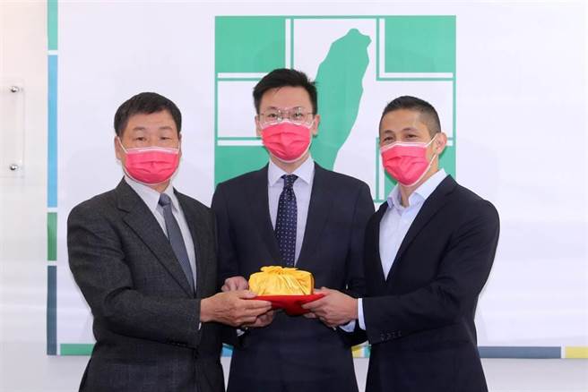 民進黨台北市黨部新任主委吳怡農（右）9日宣誓上任就職，在中央黨部副祕書長林飛帆（中）監交下，從代理主委葉同慶（左）手中接過印信。（黃世麒攝）
