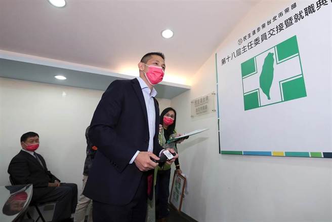 民進黨台北市黨部新任主委吳怡農（中）9日宣誓上任就職。（黃世麒攝）
