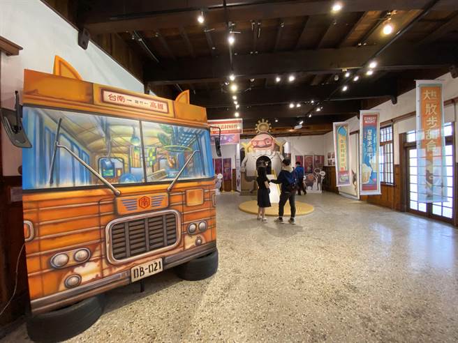 馆内一、二楼主展区，另还有朱大人滑梯、小猫公车窝等具趣味及互动性设施。(曹婷婷摄)