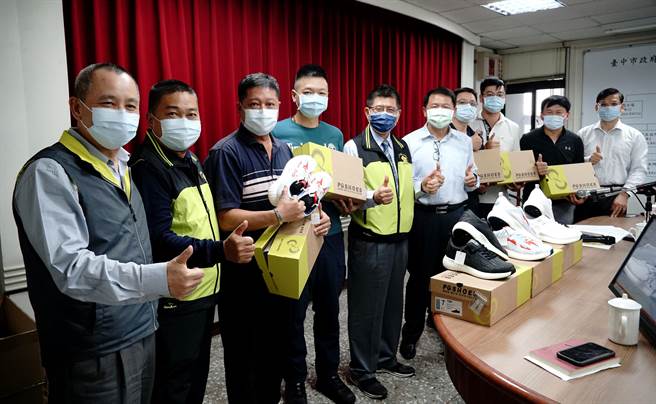 帮助员警执勤安全，雾峰警友办事处特别赠送雾峰分局内勤、警备队及交通分队员警一人一双妈祖认证的运动鞋。（黄国峰摄）