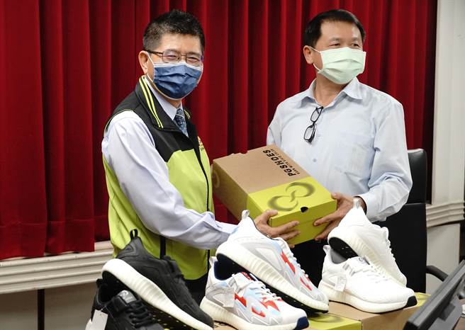 帮助员警执勤安全，雾峰警友办事处特别赠送雾峰分局内勤、警备队及交通分队员警员警一人一双妈祖认证的运动鞋，由办事处主任詹景忠（左）代表颁赠，雾峰分局长陈家铭（右）代表接受。（黄国峰摄）