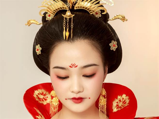 唐代女子嘴角的2紅點除了是臉部裝飾之外，還是嬪妃和皇帝之間的神祕暗號。(示意圖／達志影像)