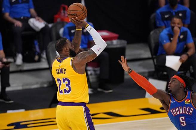 詹姆斯完成生涯第97次大三元，率领湖人延长赛击败雷霆，拿下5连胜。(美联社)