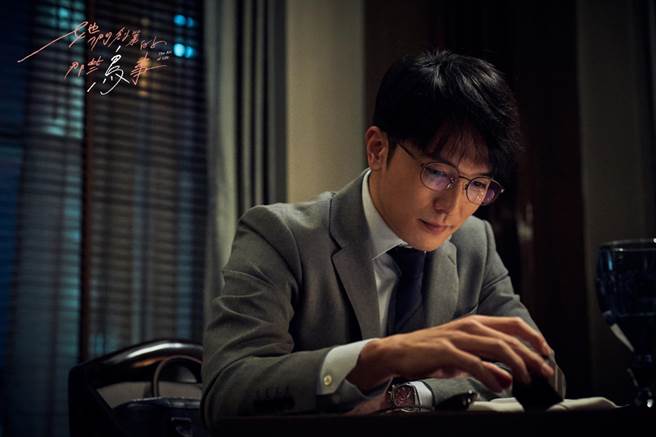 邱泽在《她们创业的那些鸟事》饰演个性耿直的「郑义男」。（可米传媒提供）