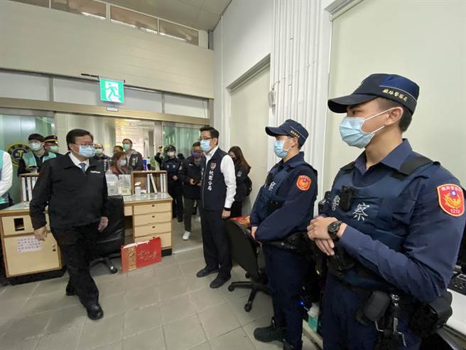 桃園市長鄭文燦表示，走春發福袋行程取消，會以防疫和慰勞行程為主。(蔡依珍攝)