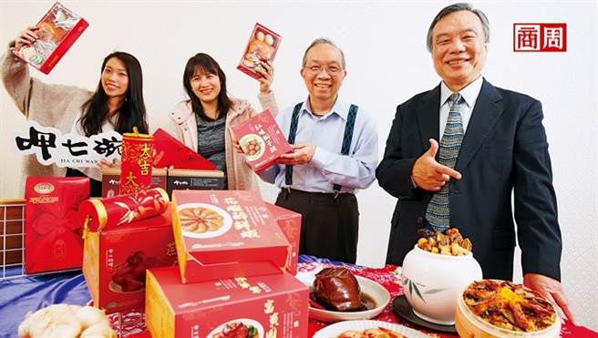 呷七碗創辦人：李東原（右1）(圖/駱裕隆提供)