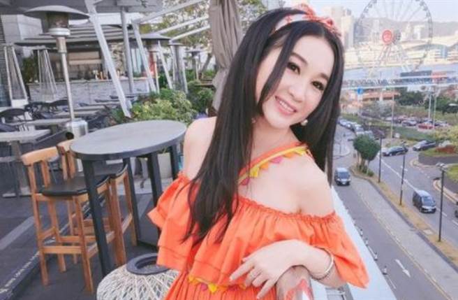 香港女星溫碧霞近日在IG曬出瑜珈教學影片，再度以好身材引發熱議。（圖／IG@irenewan730）
