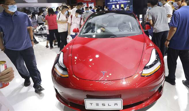 中国特斯拉因消费纠纷频繁，包含市场监管总局在内5个单位约谈中国特斯拉公司的人员，要求遵守大陆法律并进行整改，特斯拉随后发表声明表示将强化自我检查。（图／中新社）