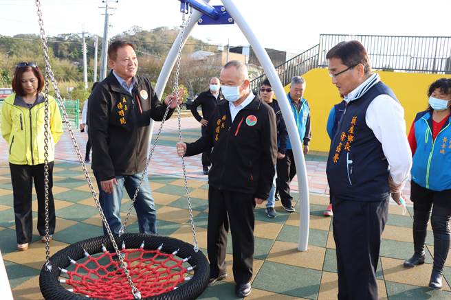 头屋乡锦水游矿创生公园9日完工启用，成为亲子共游、长者体健休憩好去处，苗栗县长徐耀昌等人视察游憩设施，确保使用安全性。（何冠娴摄）