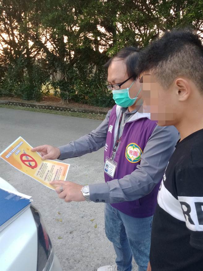 桃园市卫生局查获3名青年未满18岁持有电子烟，未规定接受戒菸教育最高可罚1万元。（姜霏翻摄）
